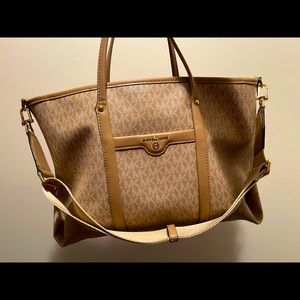 It’s Mk it’s a tote bag brown Mk bag very nice